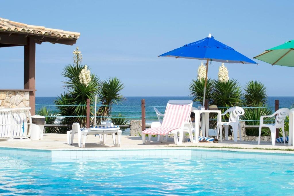 Piscina de frente para o mar